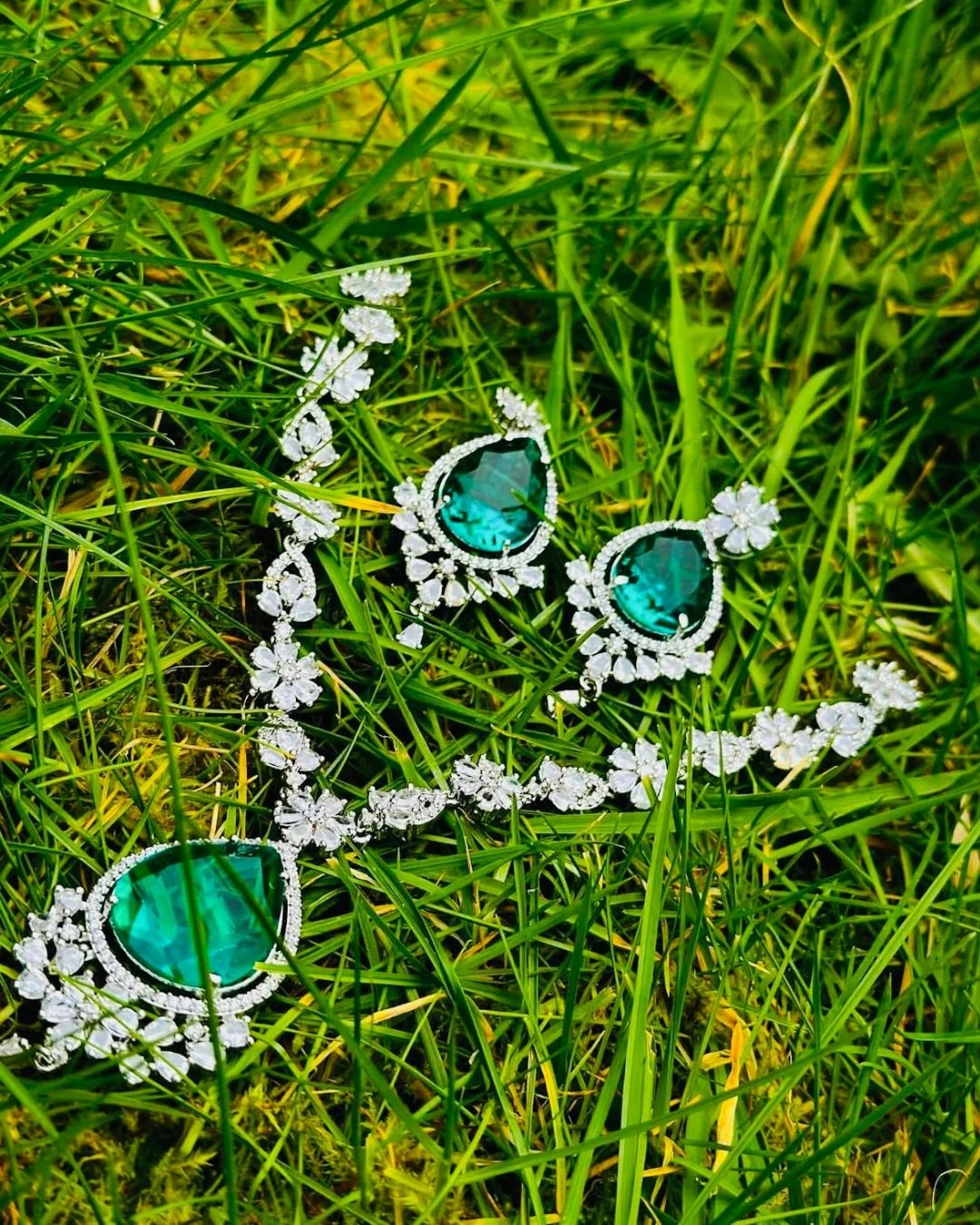 Advika – Emerald Statement Jewellery Set, Silver Tone
